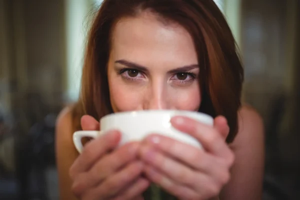 Mujer disfrutando el sabor del café recién molido en taza – tienda online de café en grano y a granel natural en España