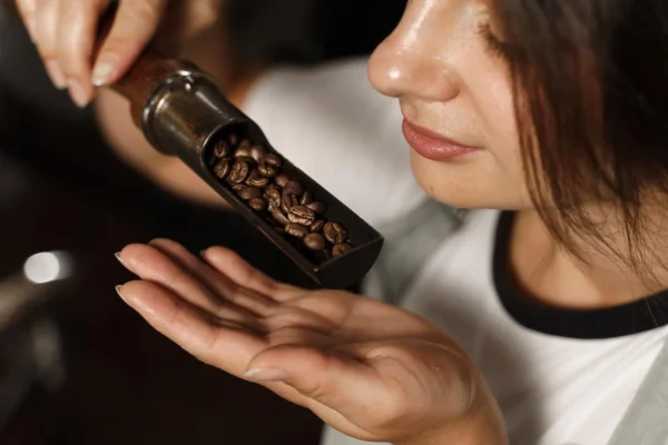 mujer percibiendo los aromas del cafe en grano a granel spain madrid barcelona valencia sevilla